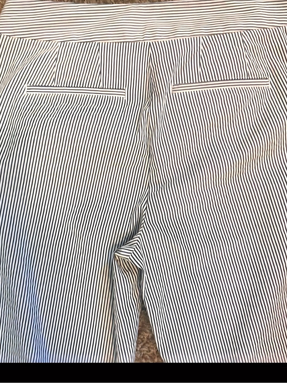 Ann Taylor White & Blue Pinstripe Seersucker Ankle Pants. Like New! Size 2